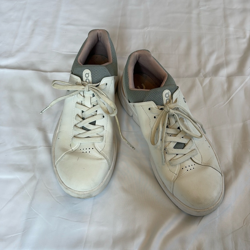 On Cloud white Roger sneakers